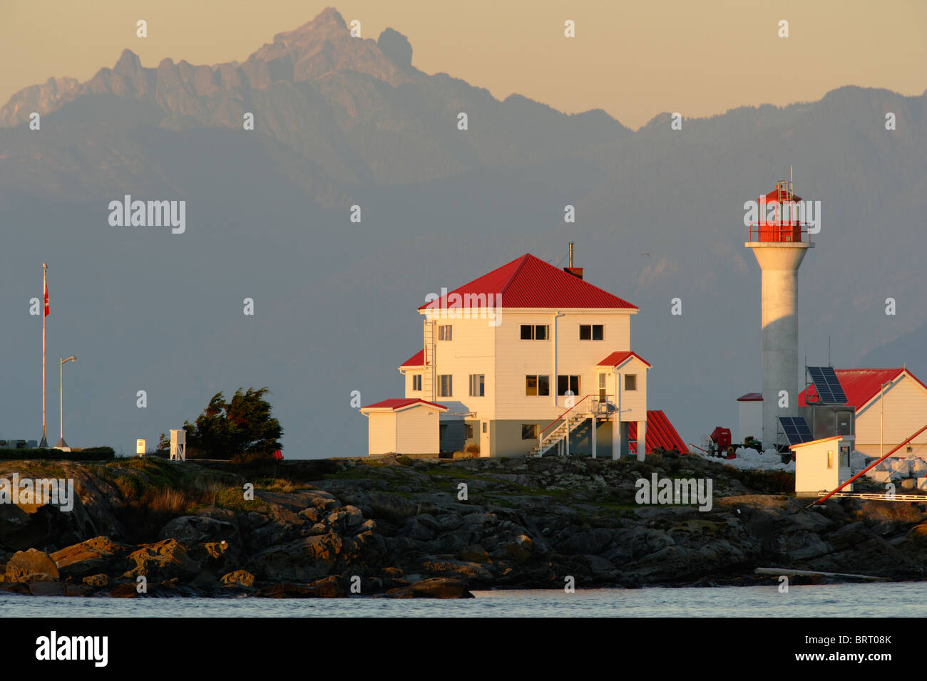 Eingang-Insel-Leuchtturm und Coastal Mountains-Gabriola Island, British Columbia, Kanada. Stockfoto