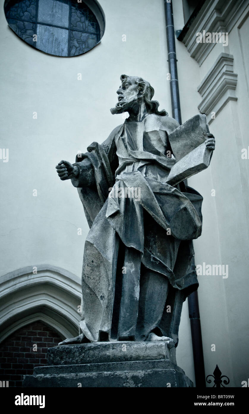 Statue mit Buch in der Nähe von Lateinische Kathedrale, Lemberg Stockfoto