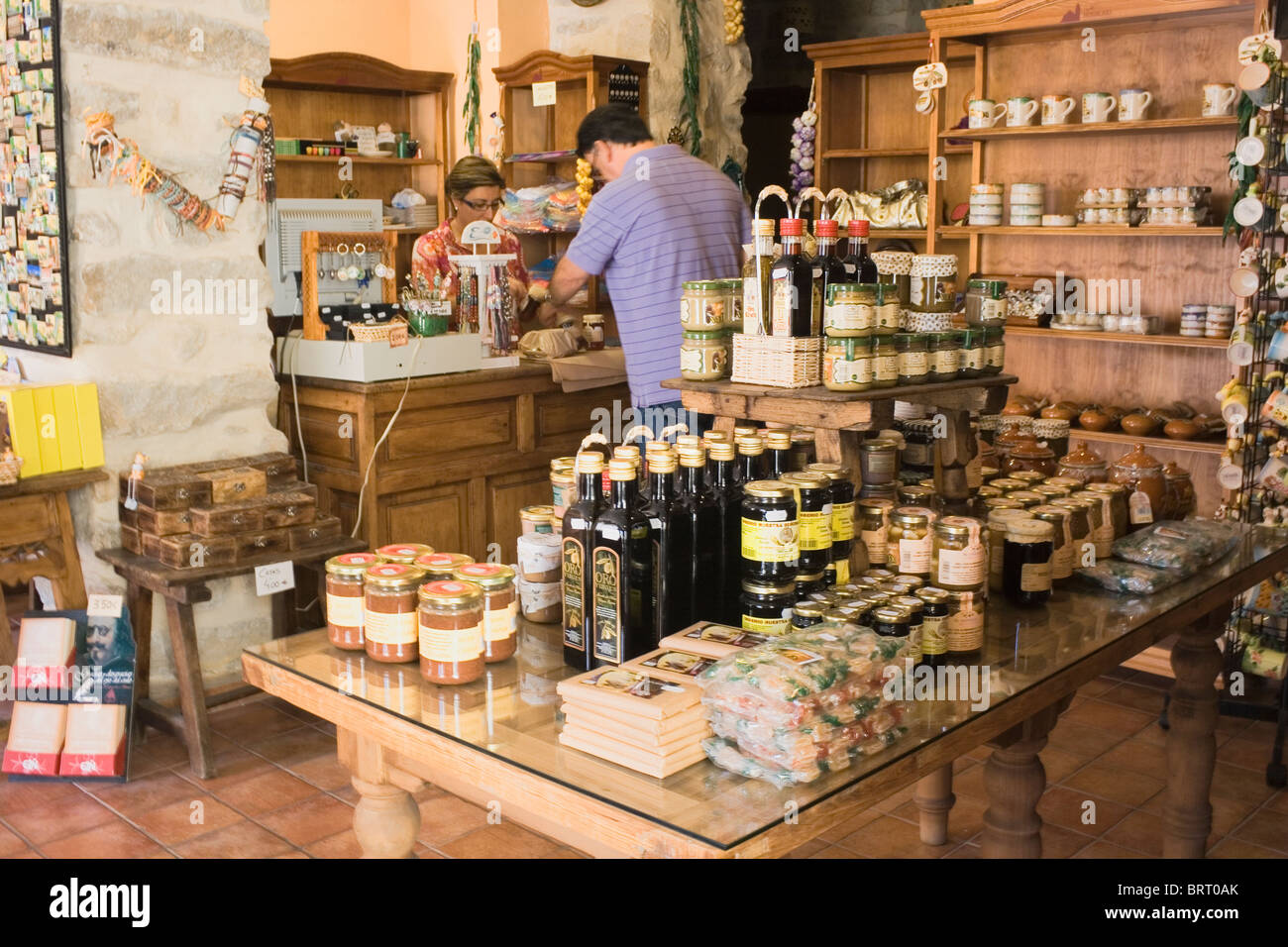 Kunde kauft Honig im Laden mit typisch spanischen Produkten. Stockfoto