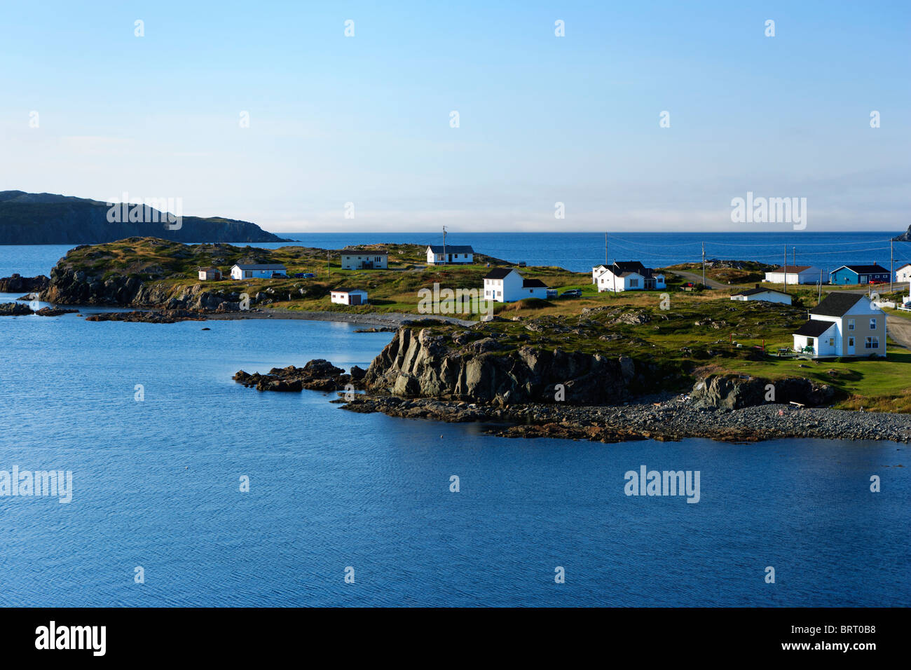 Weiße Häuser verstreut über Landzungen in Twillingate, uns nordwestlich auf Carters Kopf aus Ocker Pit Road, Neufundland, Kanada. Stockfoto