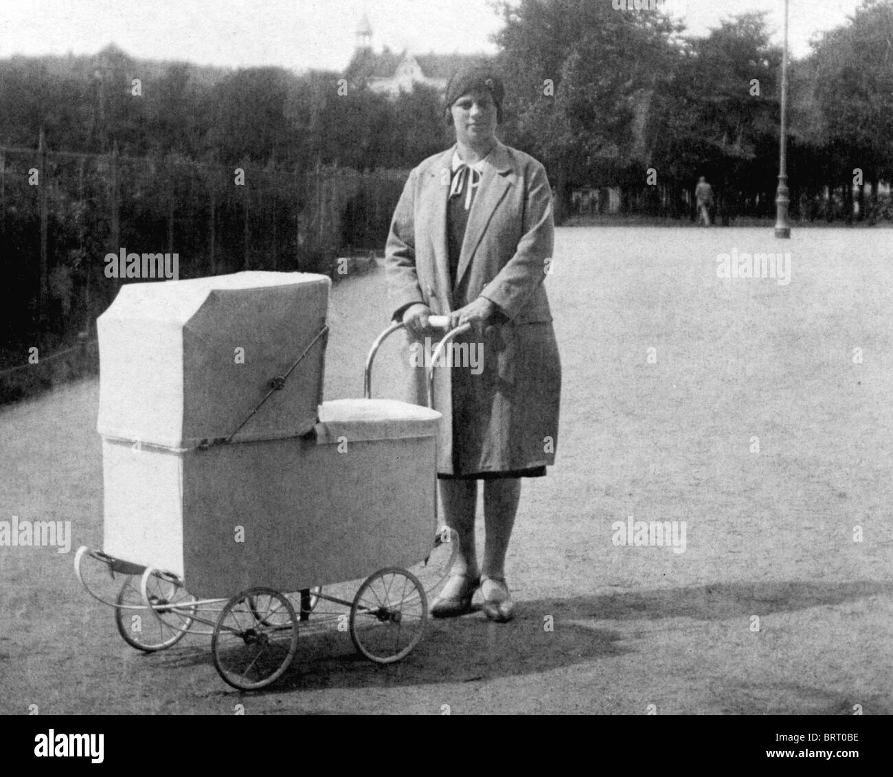 Frau mit einem Kinderwagen, historisches Foto, um 1922 Stockfoto