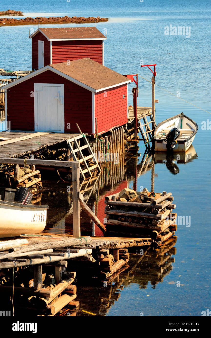 Blick auf den malerischen Hafen in einer kleinen Bucht mit Fischerei-Hafen, Boot, Steg und hölzerne Hütte am Durrell, in der Nähe von Twillingate, Neufundland, Ca Stockfoto