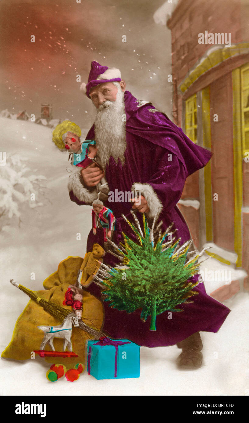 Weihnachtsmann mit Geschenken, Puppe, Holzpferd, historisches Foto, um 1922 Stockfoto