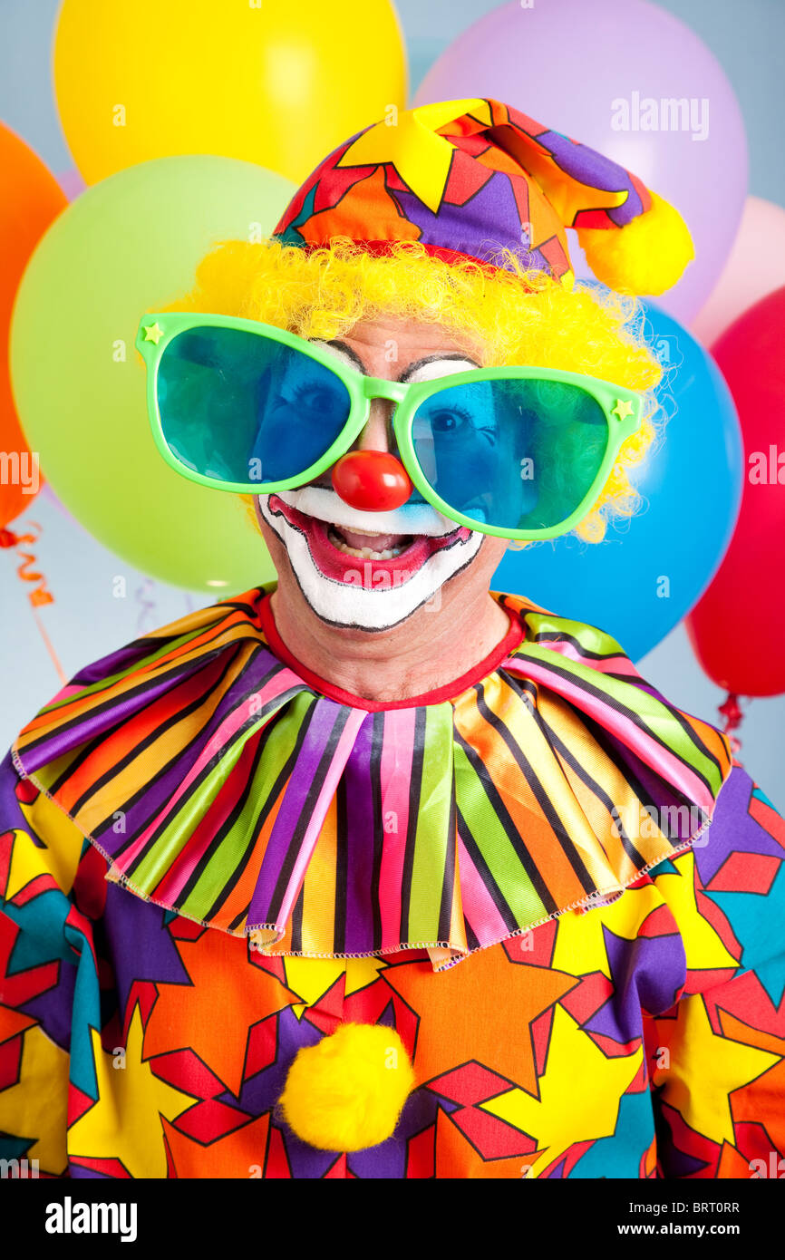 Lustige Geburtstag Clown tragen übergroße Sonnenbrille Neuheit. Stockfoto