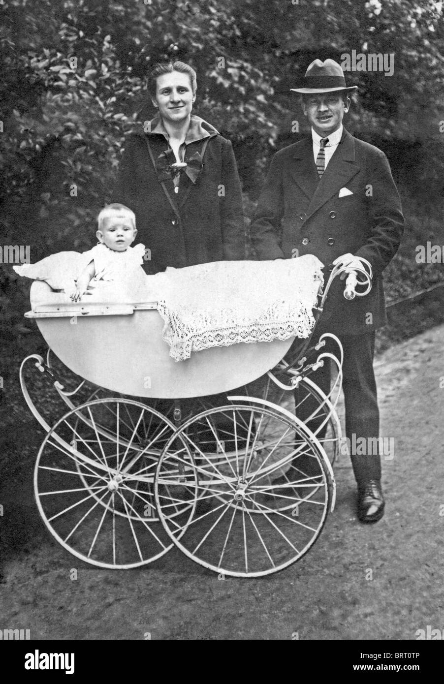 Paar mit Kind und Kinderwagen, historische Aufnahme, etwa 1919 Stockfoto