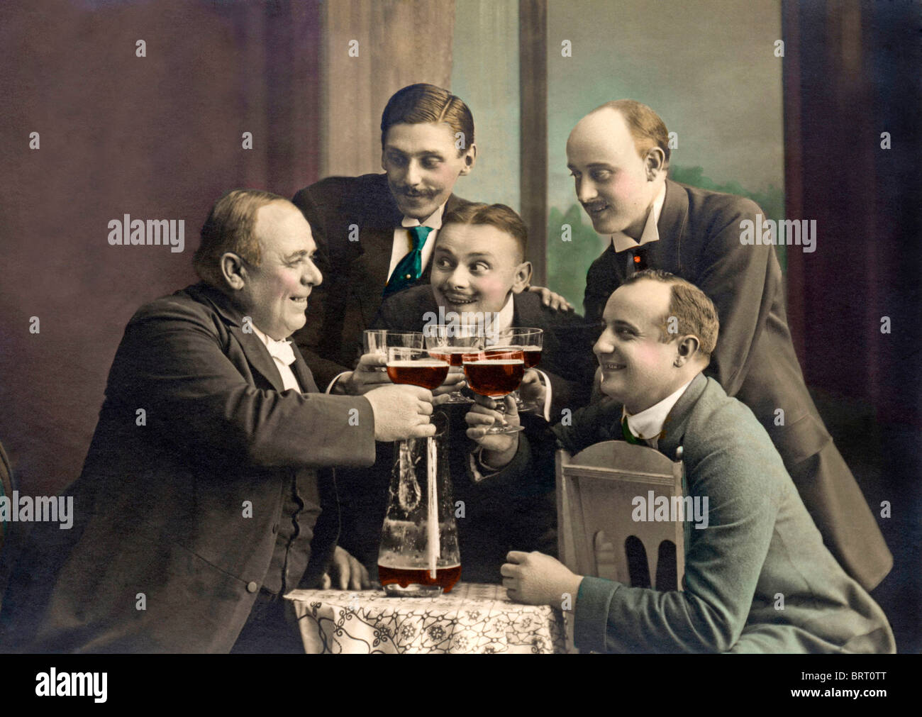 Männer trinken Bier oder roten Wein, historische Fotografie, um 1913 Stockfoto