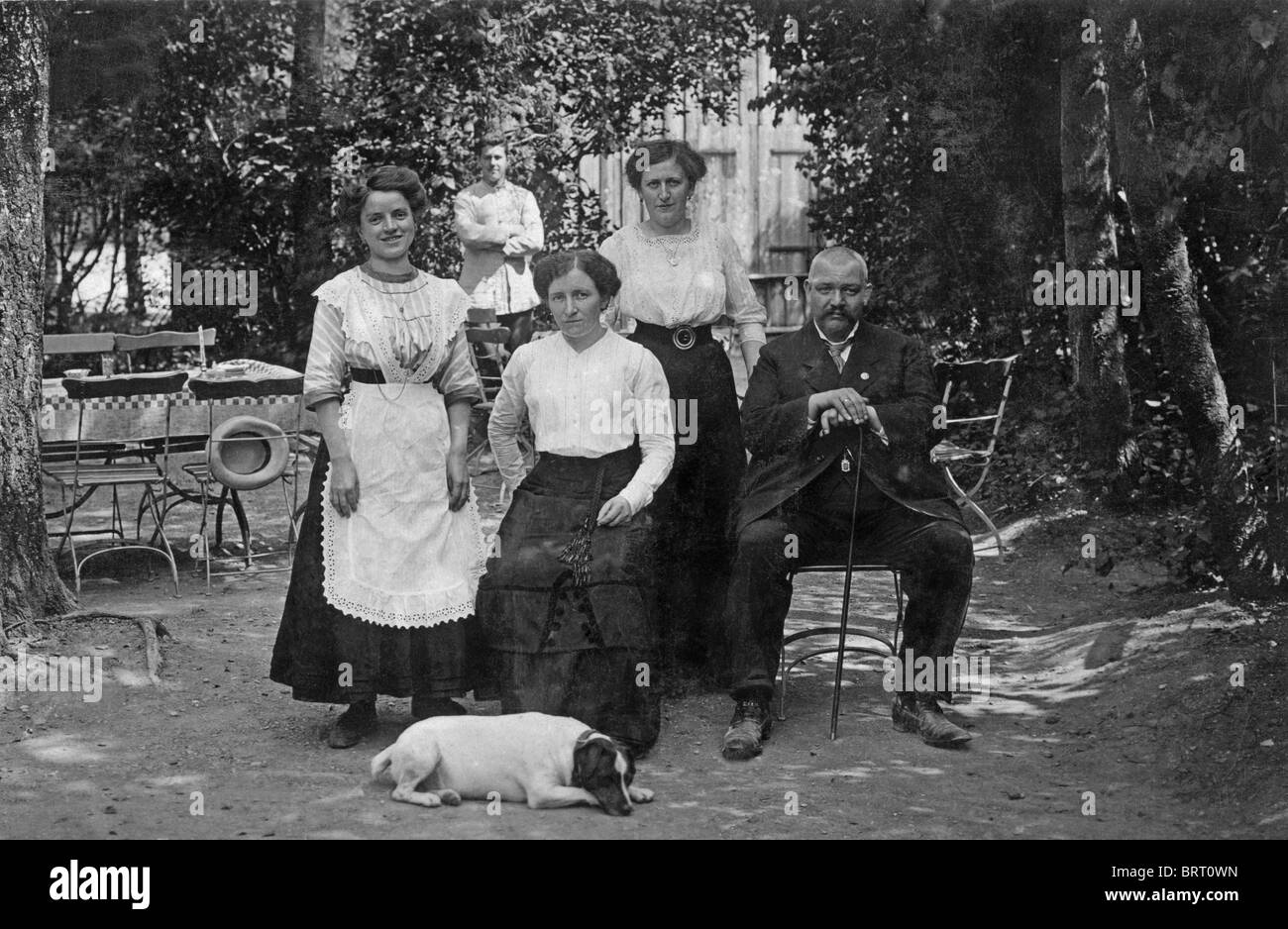 Gartenrestaurant, Kellnerinnen und Gastwirt mit einem Jack Russell Terrier, historisches Foto, um 1918 Stockfoto