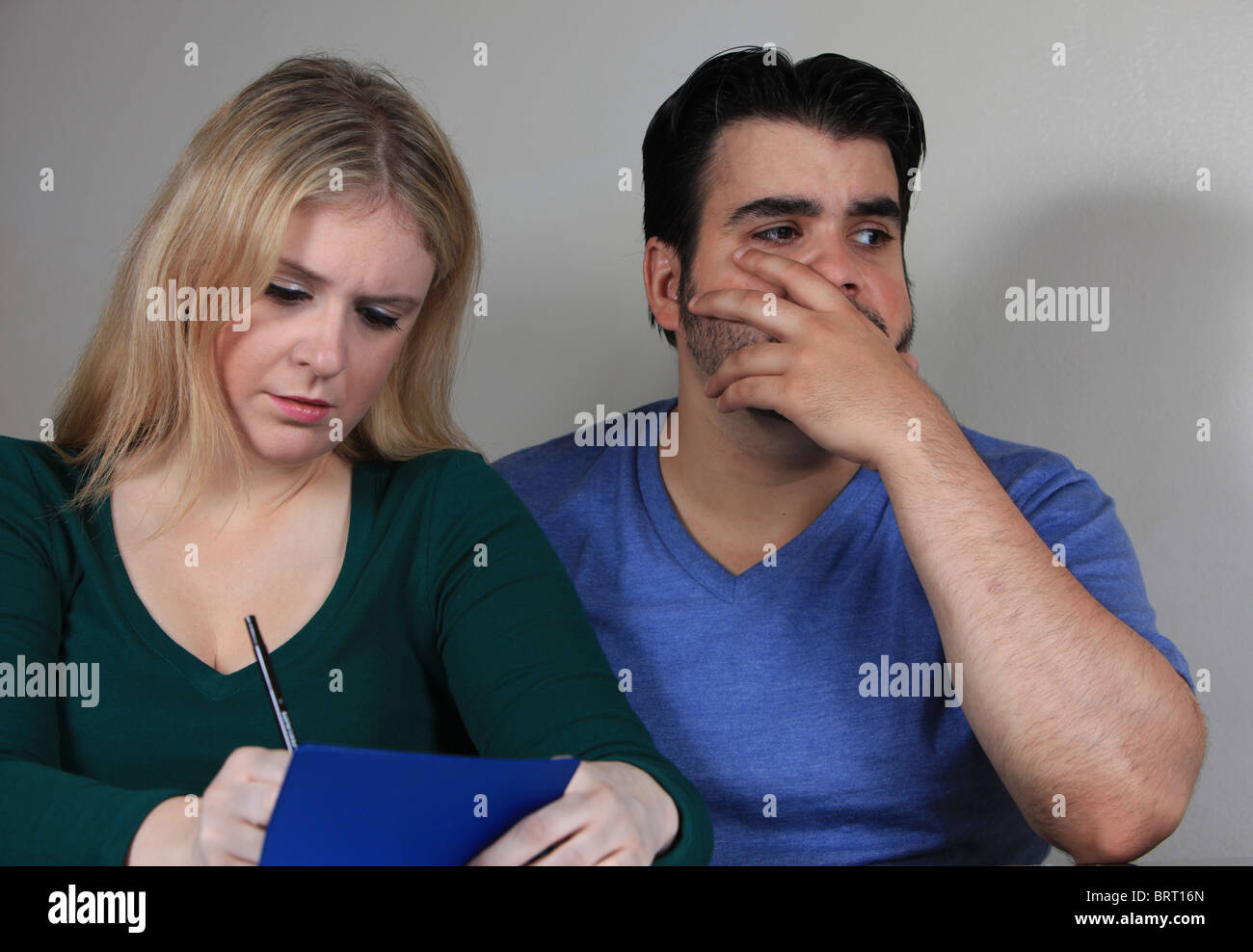Junges Paar mit Geldsorgen Schecks und Zahlung von Rechnungen, 2. Oktober 2010 Stockfoto