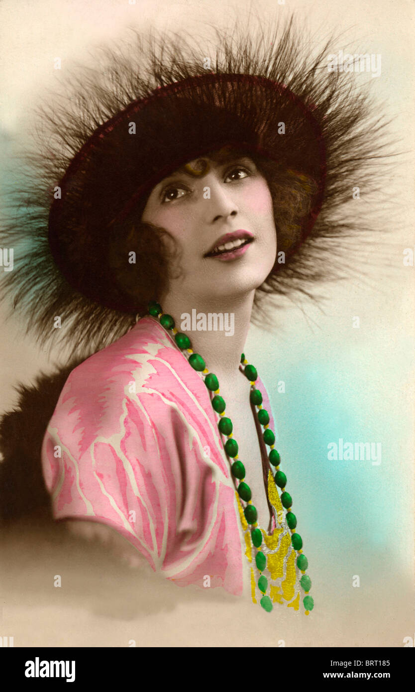 Frau trägt einen Hut, Mode, um 1920 Stockfoto