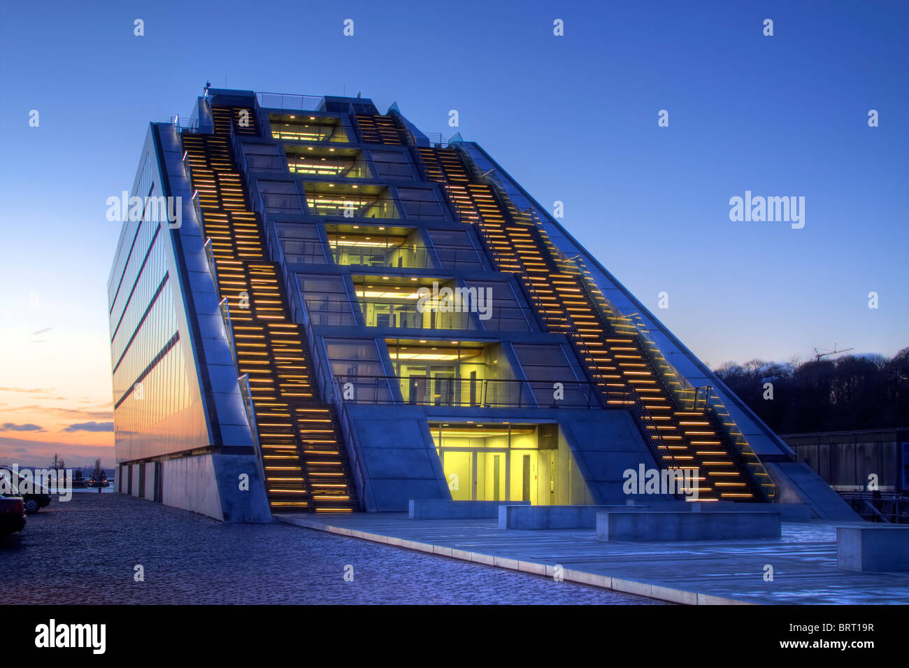 Moderne Dockland Bürogebäude an Elbe bei Sonnenuntergang, Treppe zum Dach auf der Rückseite, Fischerei Hafen Stockfoto