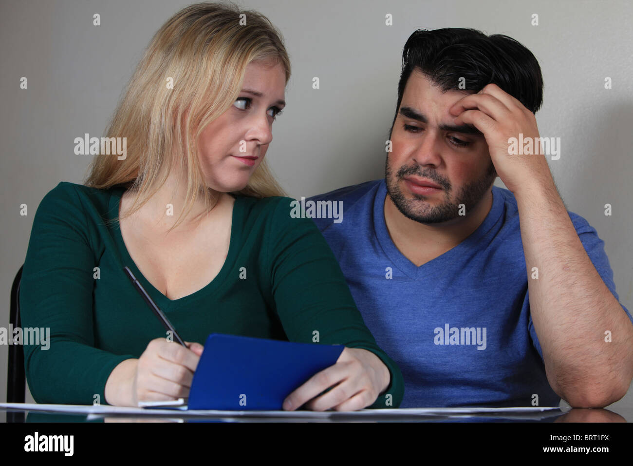 Junges Paar mit Geldsorgen Schecks und Zahlung von Rechnungen, 2. Oktober 2010 Stockfoto