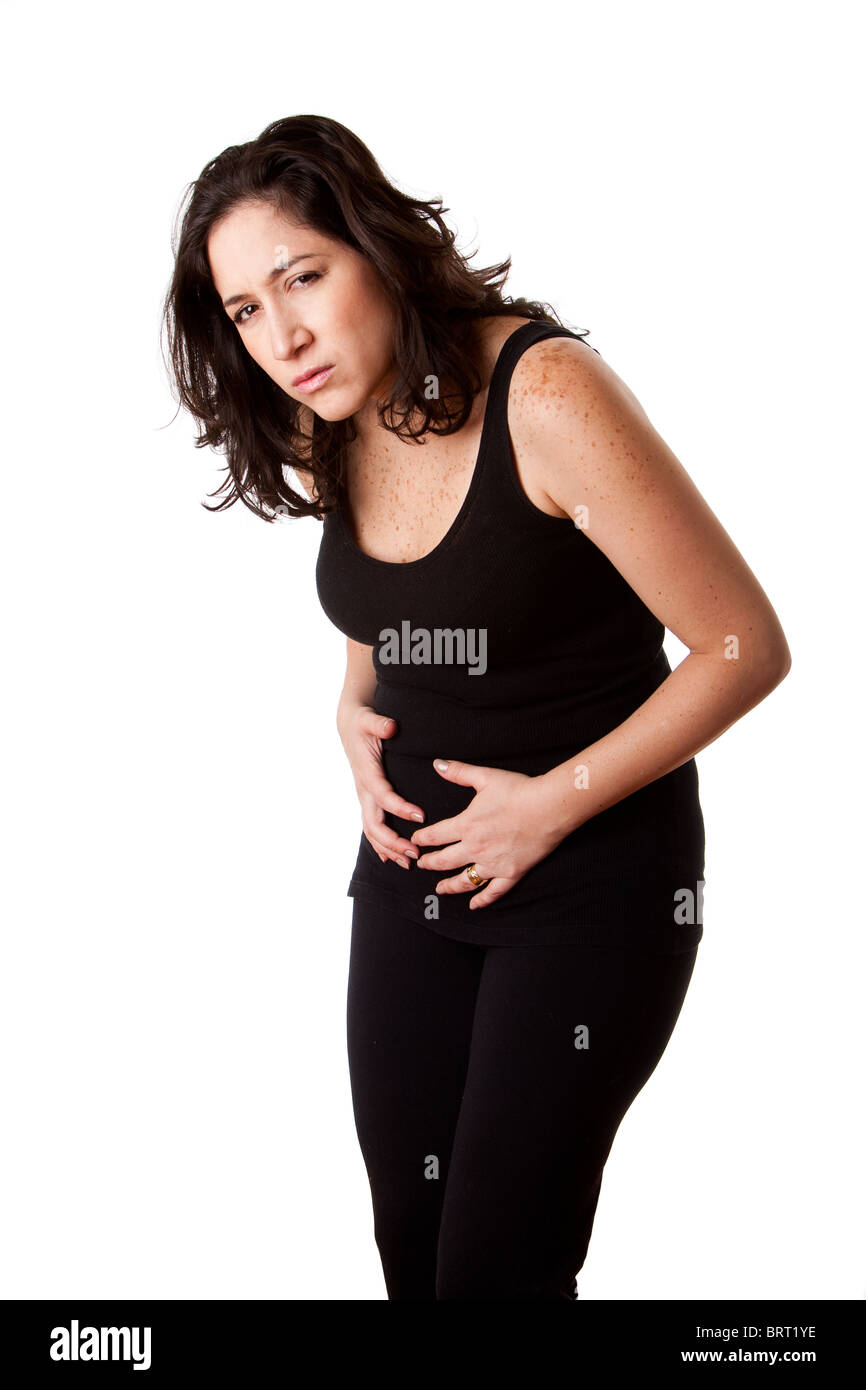 Schöne Frau hält ihren Bauch mit Schmerzen und Magen Krämpfe Schmerzen, trug ein sportlichen schwarzen Tank-Top, isoliert. Stockfoto
