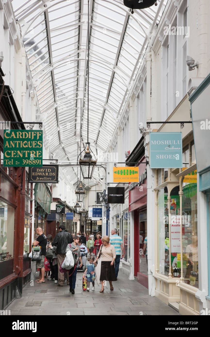 Shopper im Glas abgedeckt Victorian Precinct einkaufen. Royal Arcade, Cardiff (Caerdydd), Glamorgan, Süd-Wales, UK, Großbritannien. Stockfoto