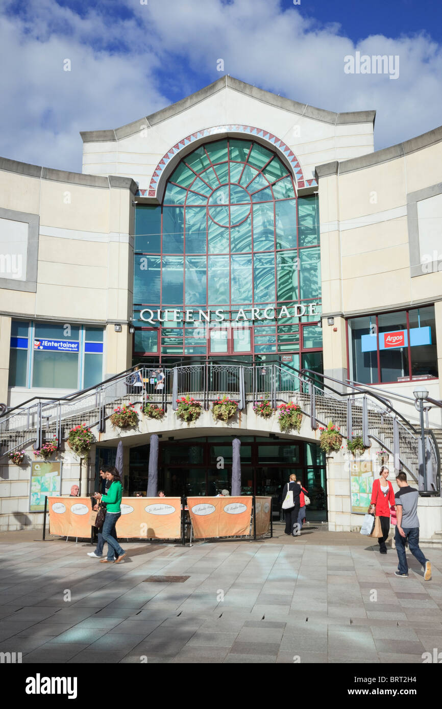Street Scene außerhalb Eingang zum Queens Arcade Shopping Center in Cardiff (Caerdydd), Glamorgan, South Wales, UK, Großbritannien Stockfoto