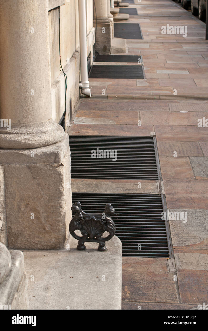 Gitter aus Metall Pflaster Stockfoto