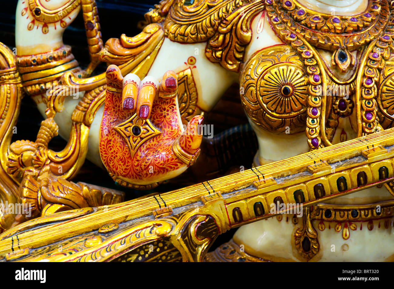 Hinduistische Göttin Saraswati. Reich verzierte indische Marmorstatue Stockfoto