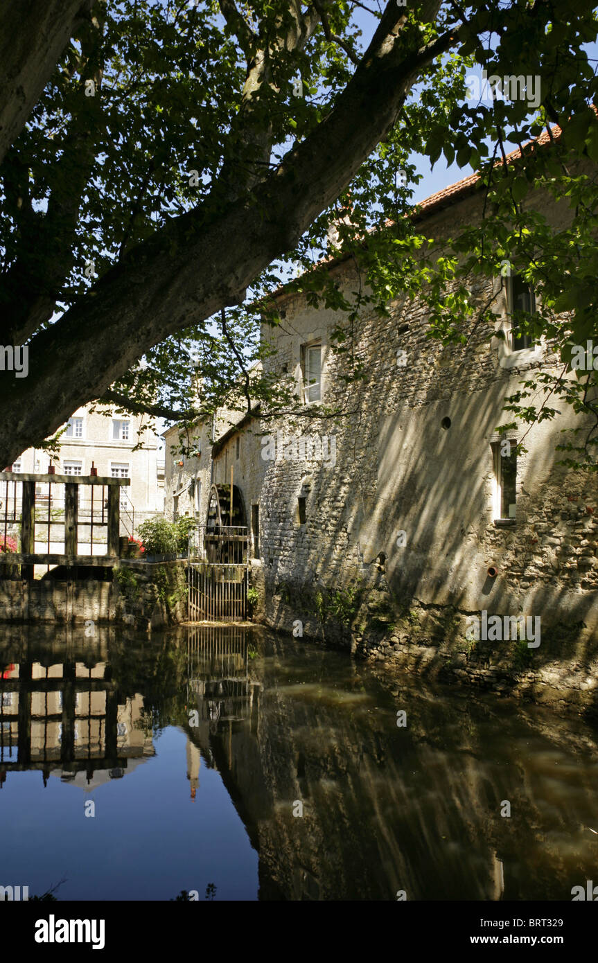 Alte Wassermühle mit Wasserrad neben dem Fluss Aure in Bayeux, Normandie, Frankreich. Stockfoto