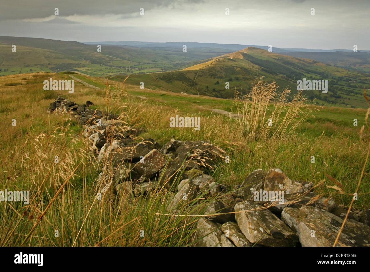 Blick vom Mam Tor Weg Hollins Kreuz, Hill und Win Hill, Peak District National Park, England zu verlieren. Stockfoto