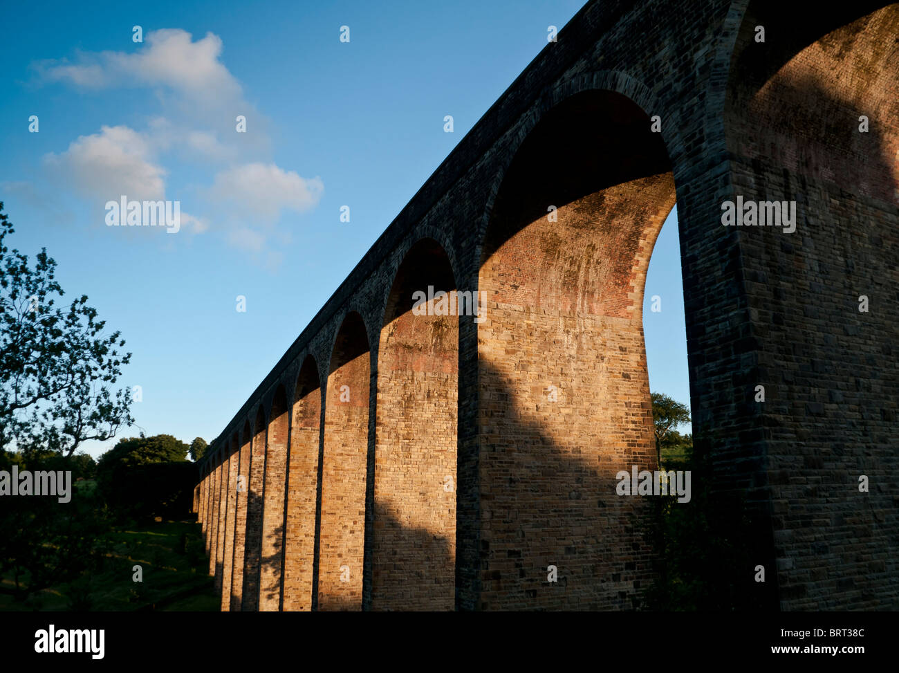 Thornton-Viadukt in der Nähe von Bradford, West Yorkshire, bei Sonnenuntergang. Stockfoto