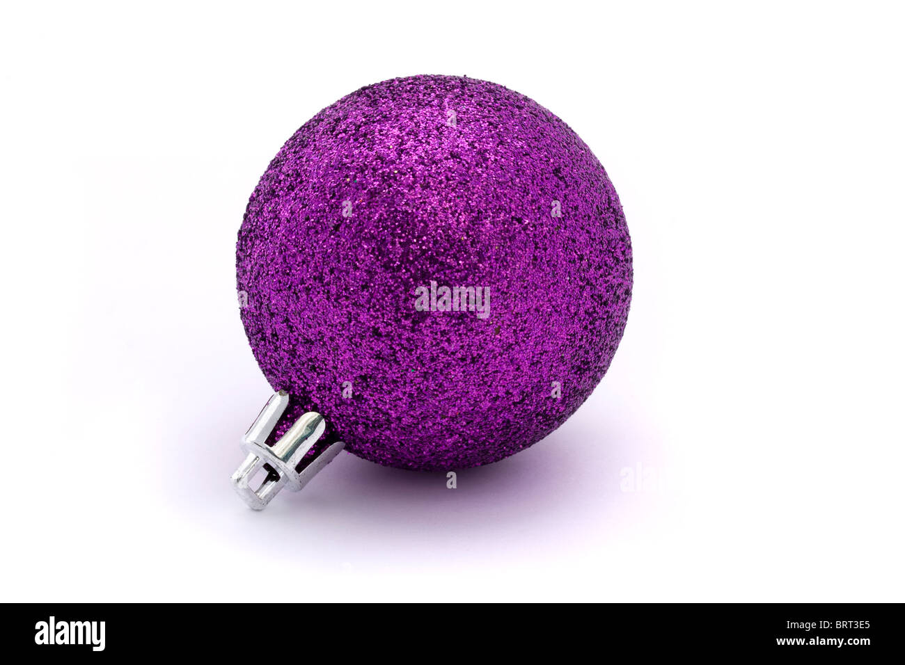 Glitting lila Weihnachtskugel in weiß Stockfoto