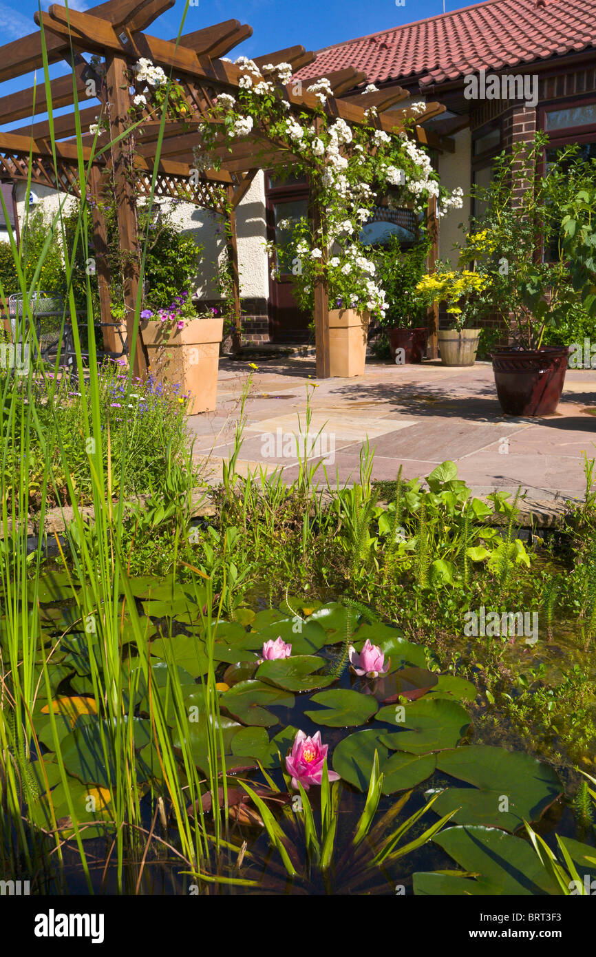 Patio teich Fotos und Bildmaterial in hoher Auflösung Alamy