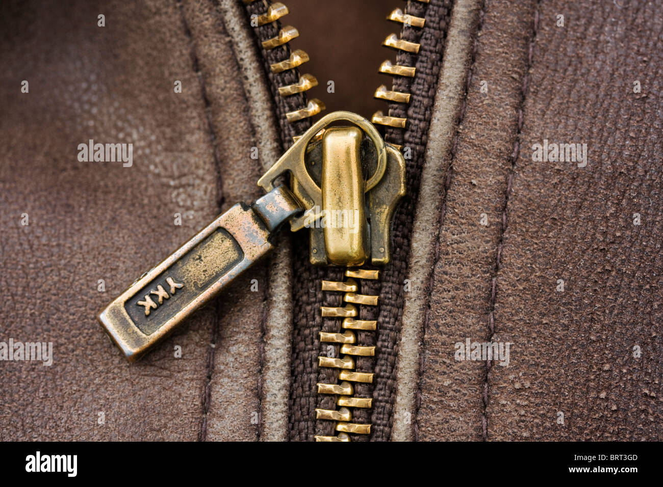 Makro aus braunem Leder mit Reißverschluss Stockfoto