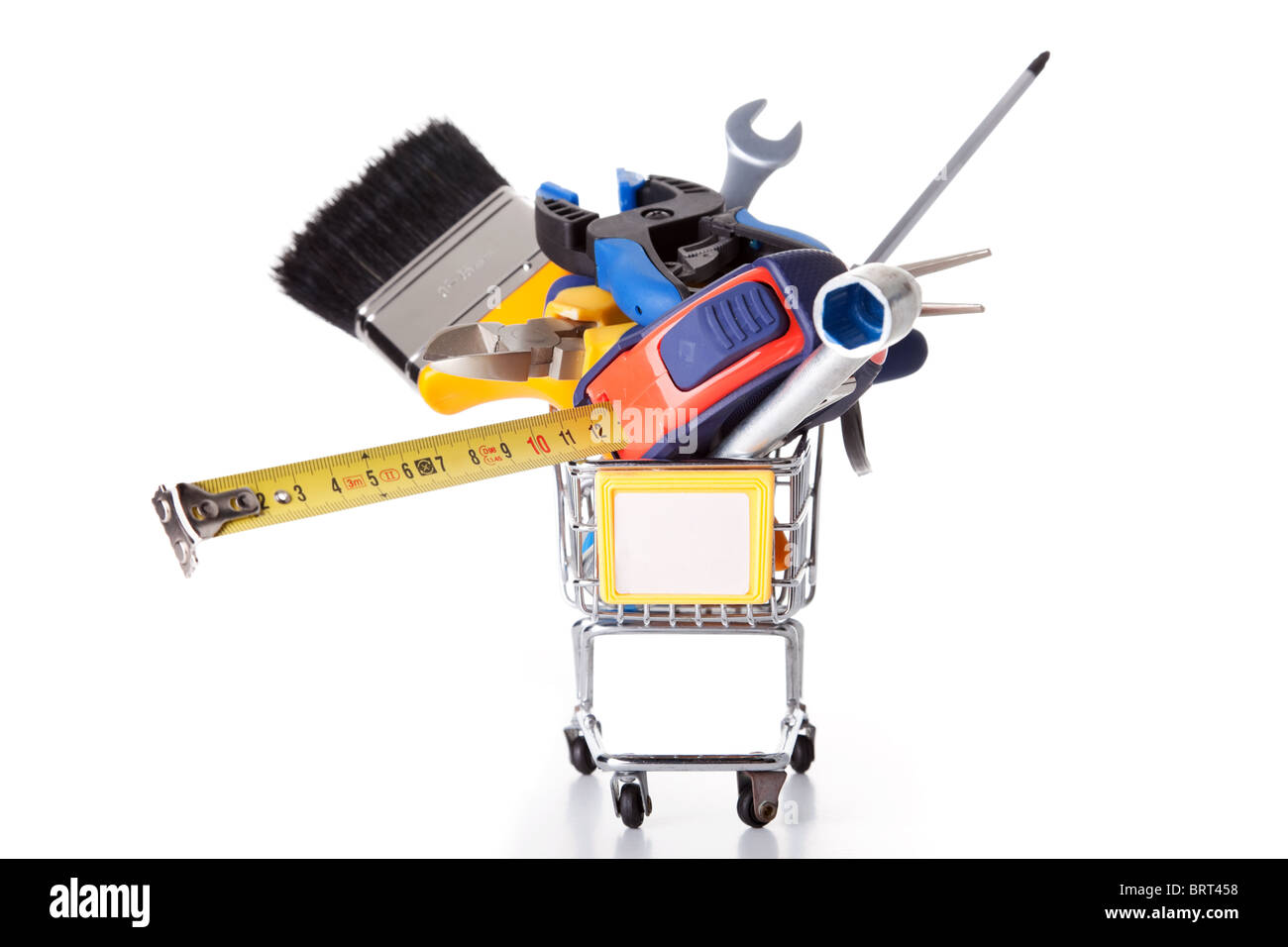 Mischung aus Bau-Tools in einem Einkaufswagen (isoliert auf weiss) Stockfoto