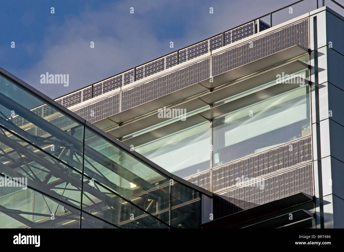 Kommerziellen Bürogebäude mit integrierten Solaranlagen Stockfoto