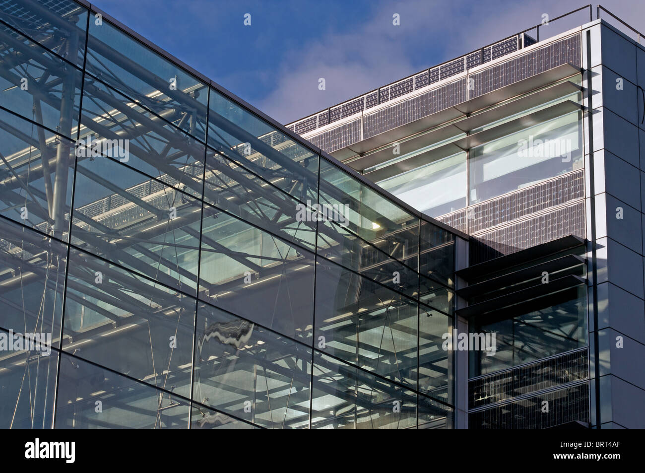 Kommerziellen Bürogebäude mit integrierten Solaranlagen Stockfoto