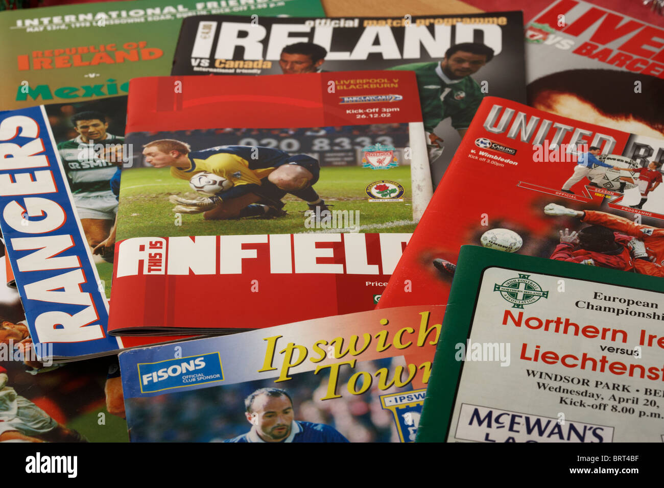 Auswahl an nationalen und internationalen Fußball Fußball Spiel Programme Stockfoto