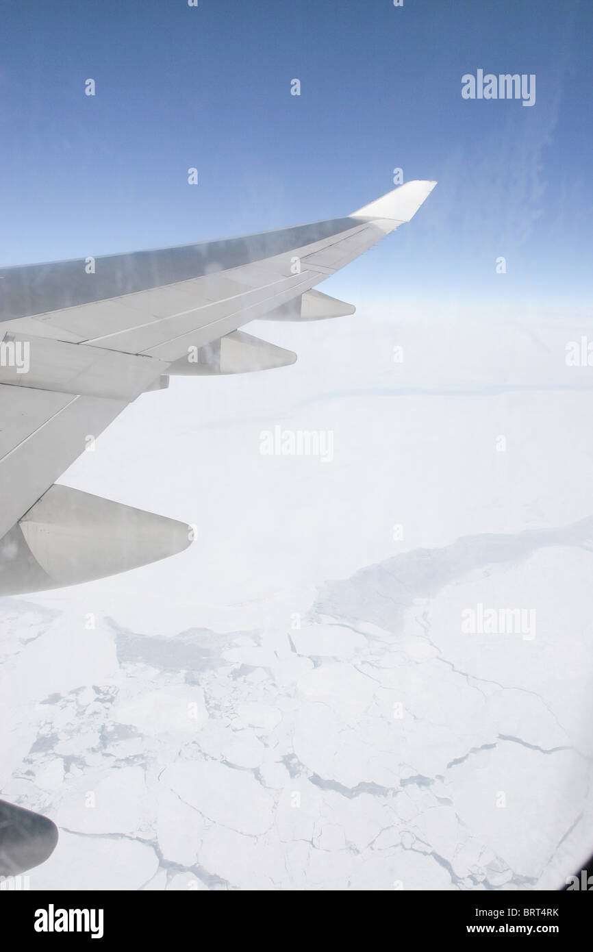 Jet-Flugzeug fliegt über der arktischen Eiskappe Stockfoto