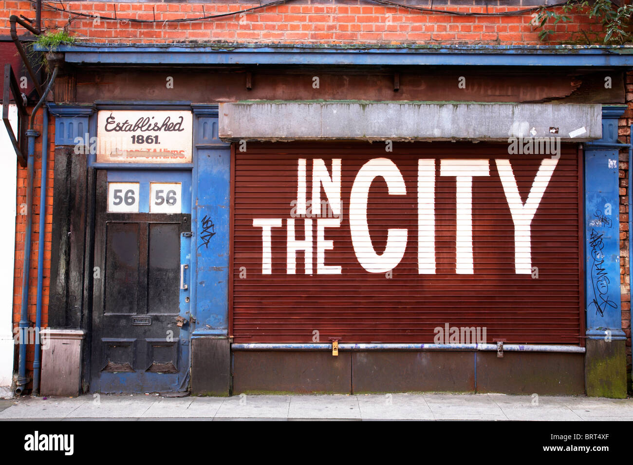 Graffiti auf Verschluss geschlossen Shop im nördlichen Viertel Manchester UK Stockfoto