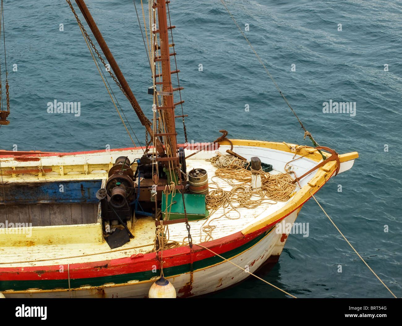 Nur ein Schiffsbug eine alte hölzerne Frachtschiffes irgendwo auf Adria. Stockfoto