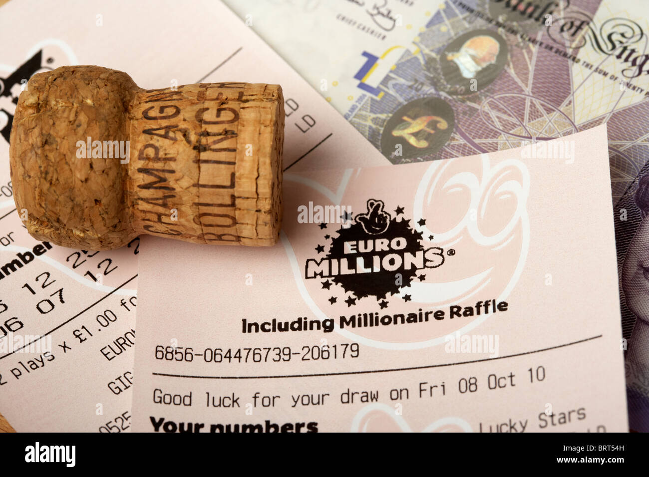 Großbritannien britische nationale Lotterie Euromillions Ticket mit hacken und zwanzig Pfund-note Stockfoto