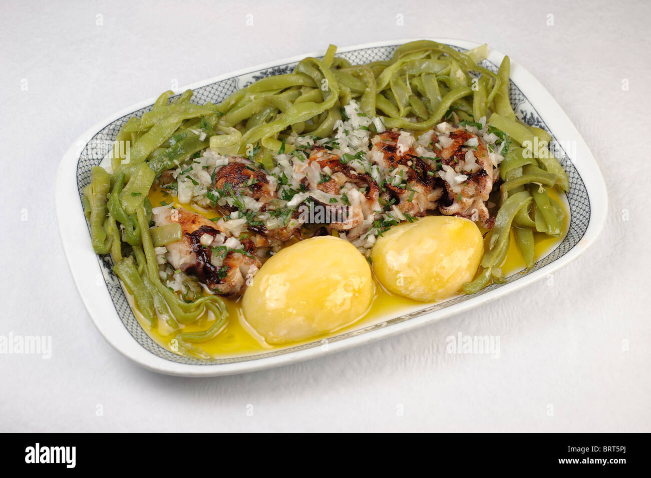 Tintenfisch mit grünen Bohnen und Kartoffeln Stockfoto