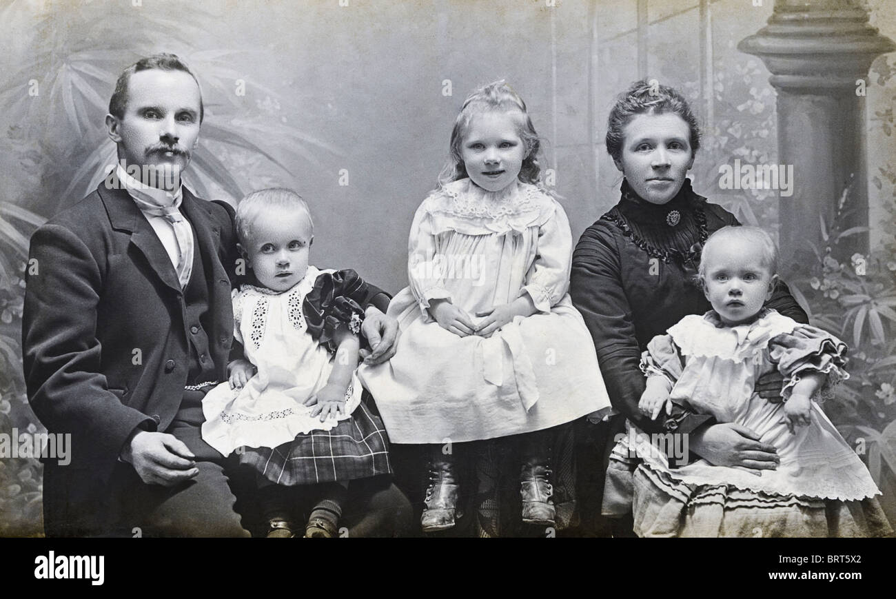 Viktorianische Familie Studioportrait von Vater-Mutter-Sohn und zwei Töchtern ca. 1898 Stockfoto