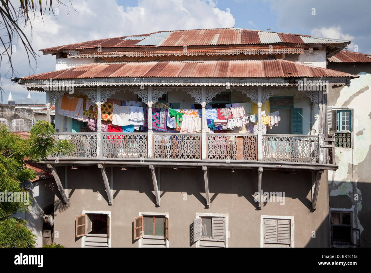 Sansibar, Tansania. Stone Town House, South Asian Style Balkongeländer mit Wäsche. Stockfoto