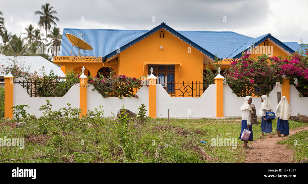 Sansibar, Tansania. Landhaus außerhalb von Stone Town. Schülerinnen nach Hause. Stockfoto