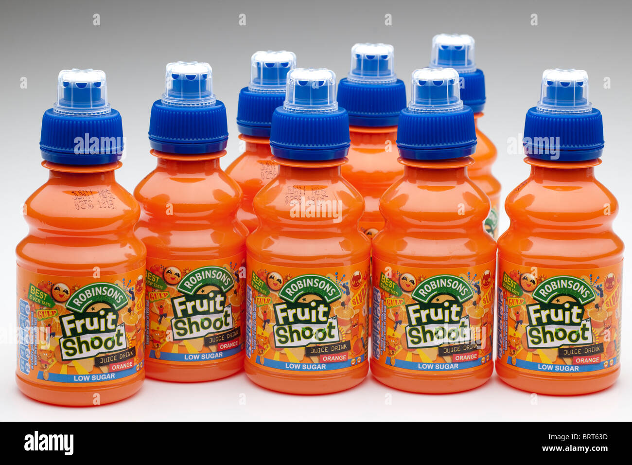 Acht Plastikflaschen von Robinsons Fruit Shoot orange Saft Getränk aus Konzentrat Stockfoto