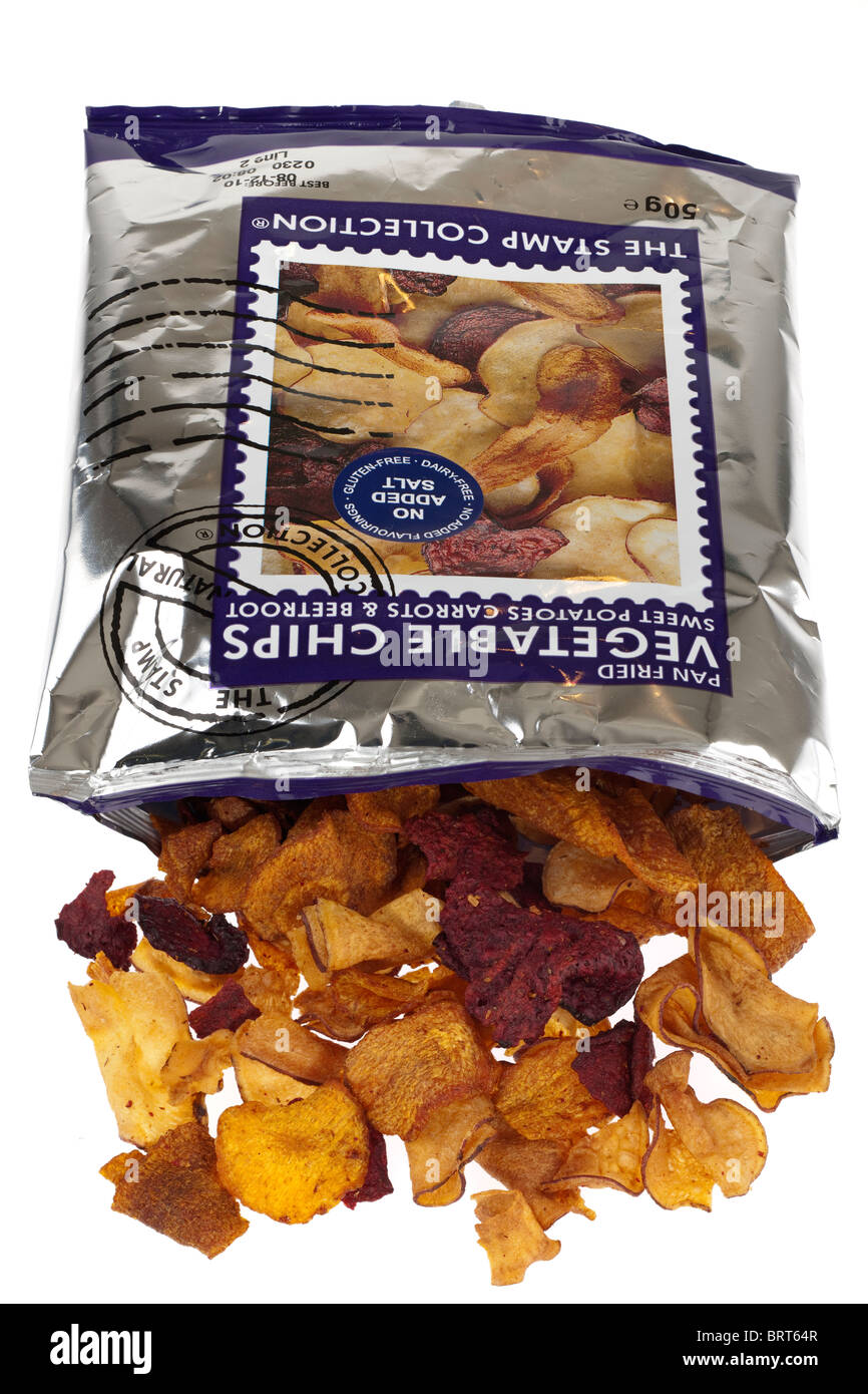 Geöffnete Packung Süßkartoffel und rote Bete gebraten Gemüse Chips Verschütten auf einer weißen Fläche Stockfoto