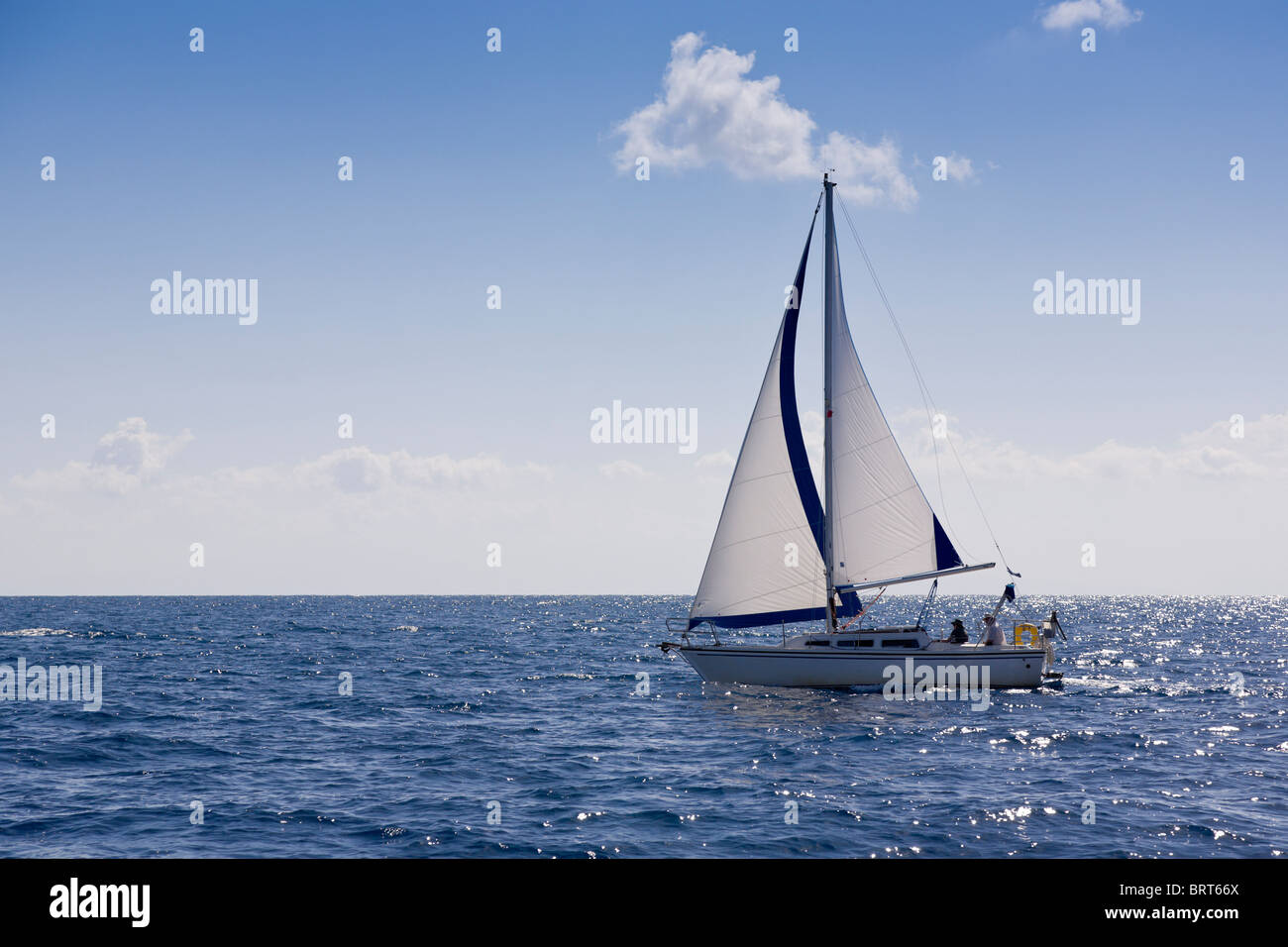 Yacht segeln auf Backbord aus Paxos, Griechenland Stockfoto