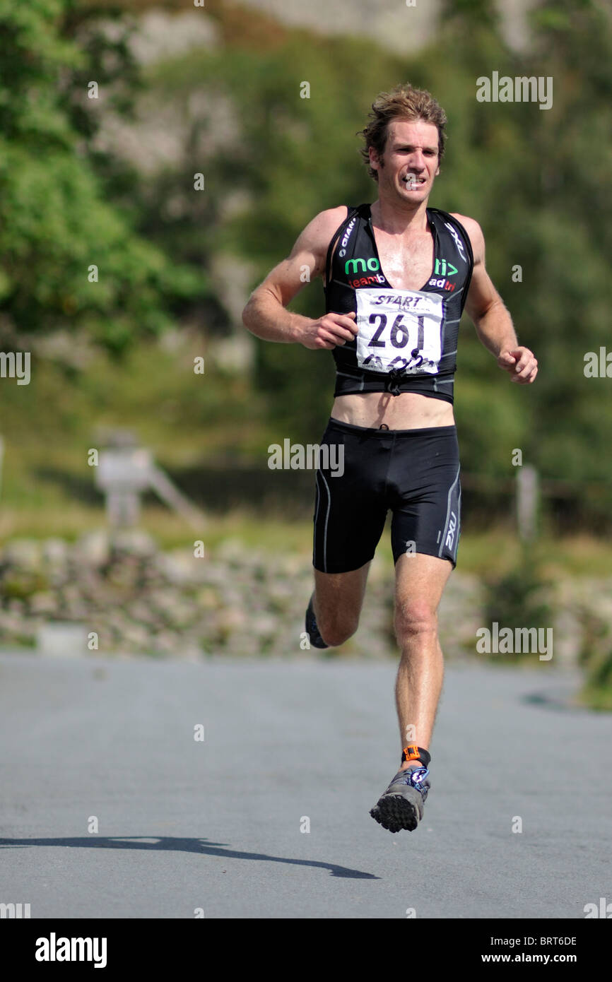 Julian Hatcher gewinnen die 2010 Trihard Lakelandpoeten Triathlon, Cumbria, England Stockfoto