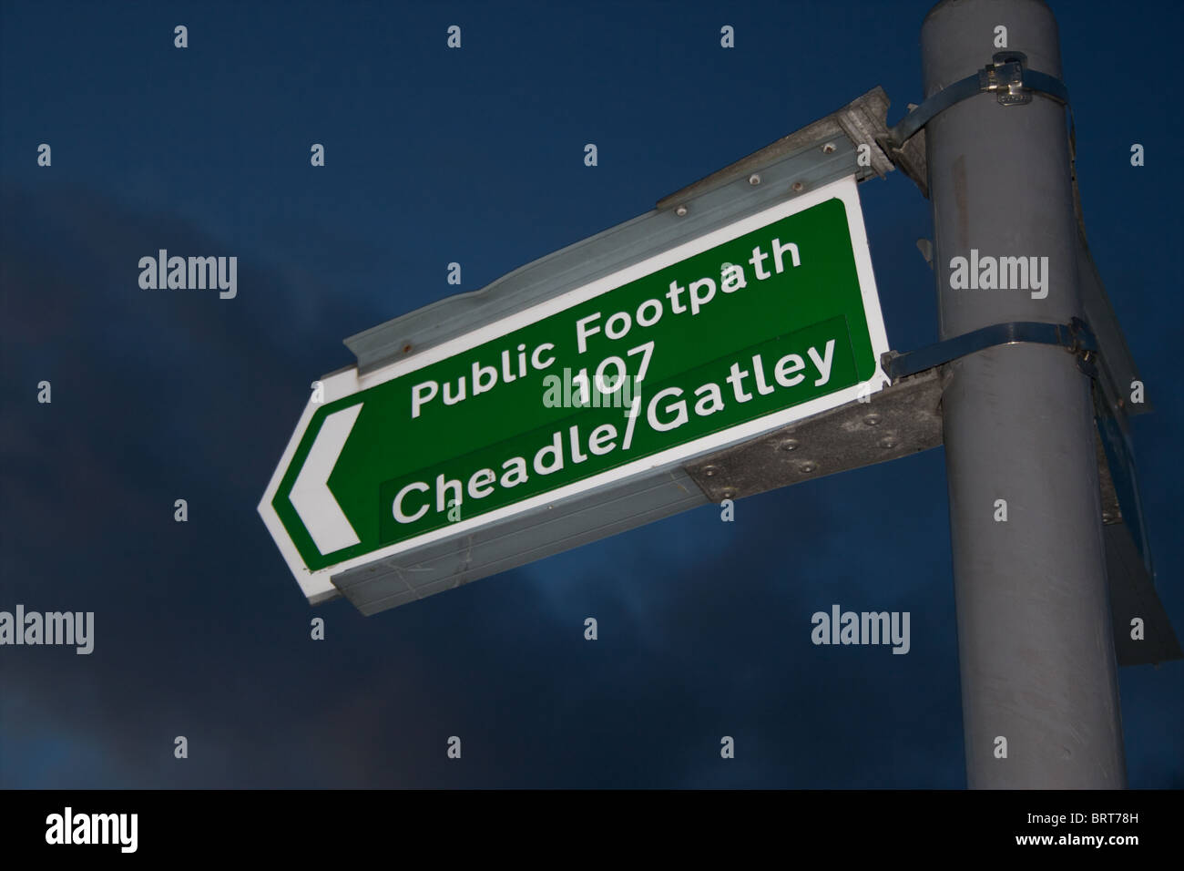 Öffentlichen Fußweg Zeichen für Cheadle/Gatley (Route 107) Stockfoto