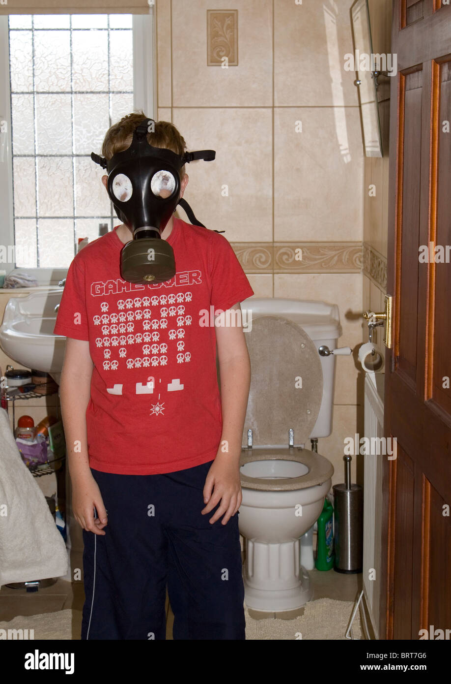11 Jahre alter Junge mit Gasmaske, so verlässt er das Bad/WC Stockfoto