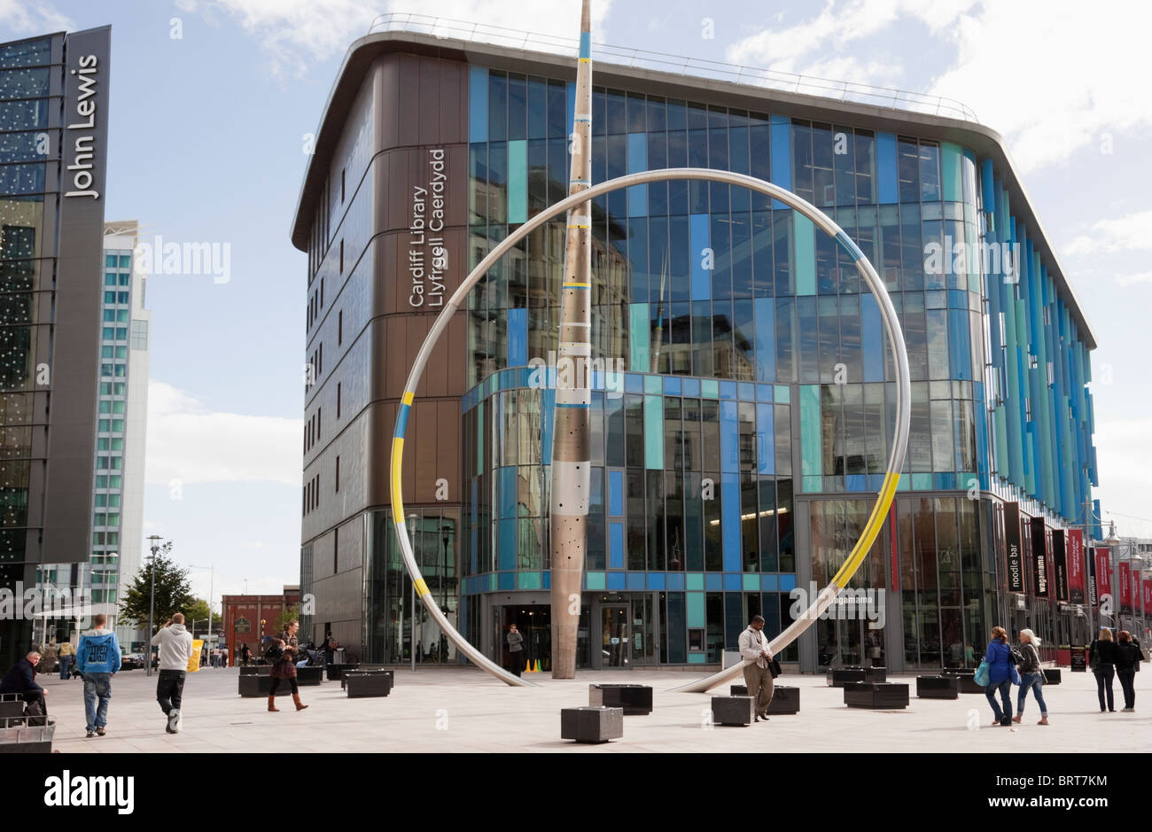 Street Scene außerhalb neue öffentliche Zentralbibliothek und modernen Metal Allianz Skulptur in der Fußgängerzone. Cardiff (Caerdydd), Glamorgan, Wales, Großbritannien Stockfoto