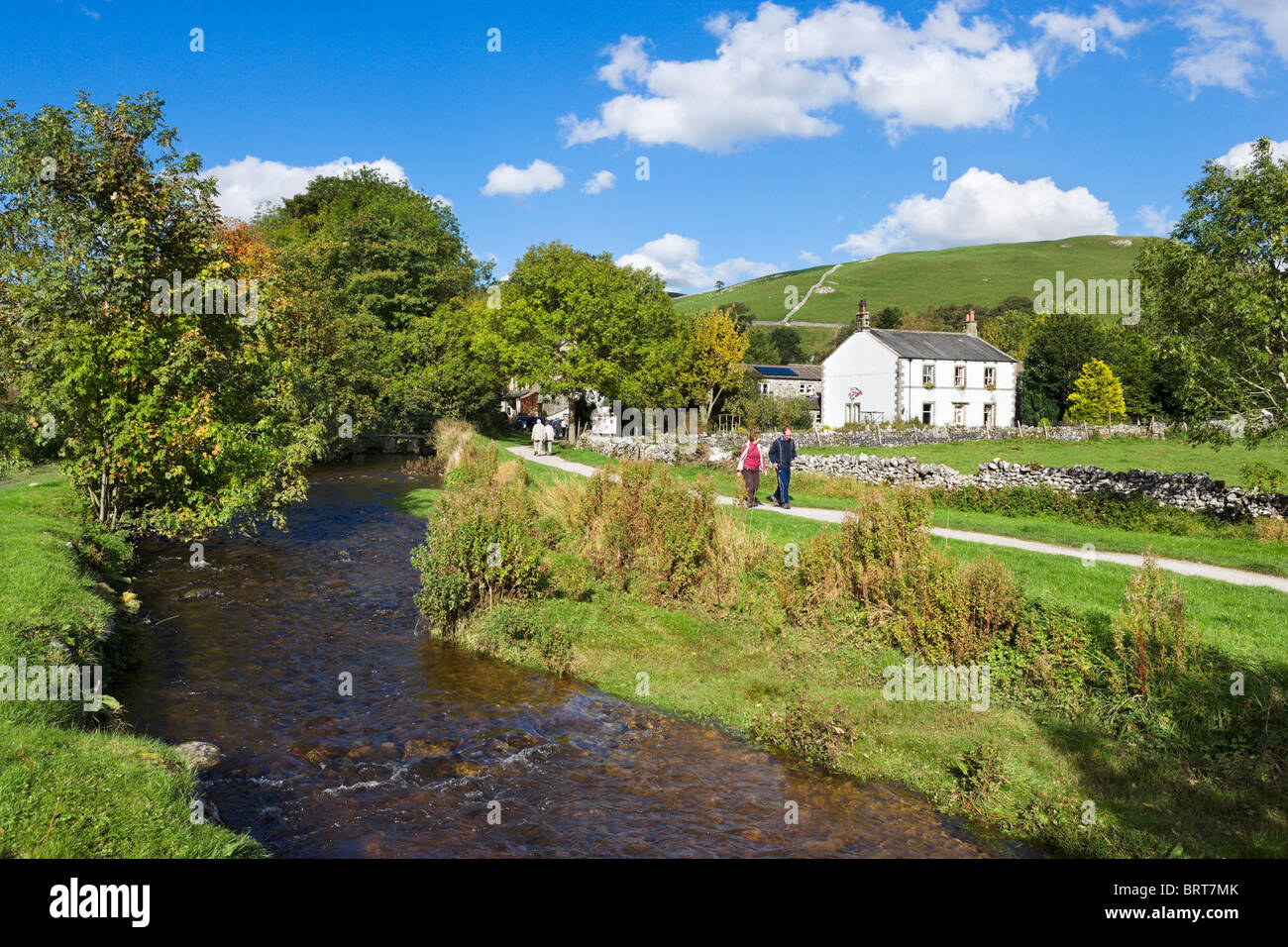 Malham Beck in das Dorf von Malham, Wharfedale, Yorkshire Dales National Park, England, UK Stockfoto