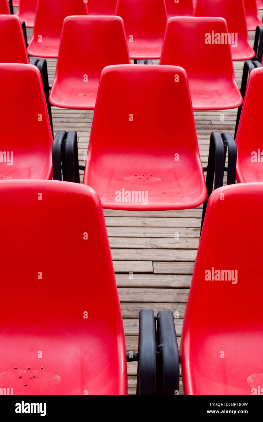 verschiedene Kunststoff roten Zeilen Stühle viele gleich viel sit Stockfoto