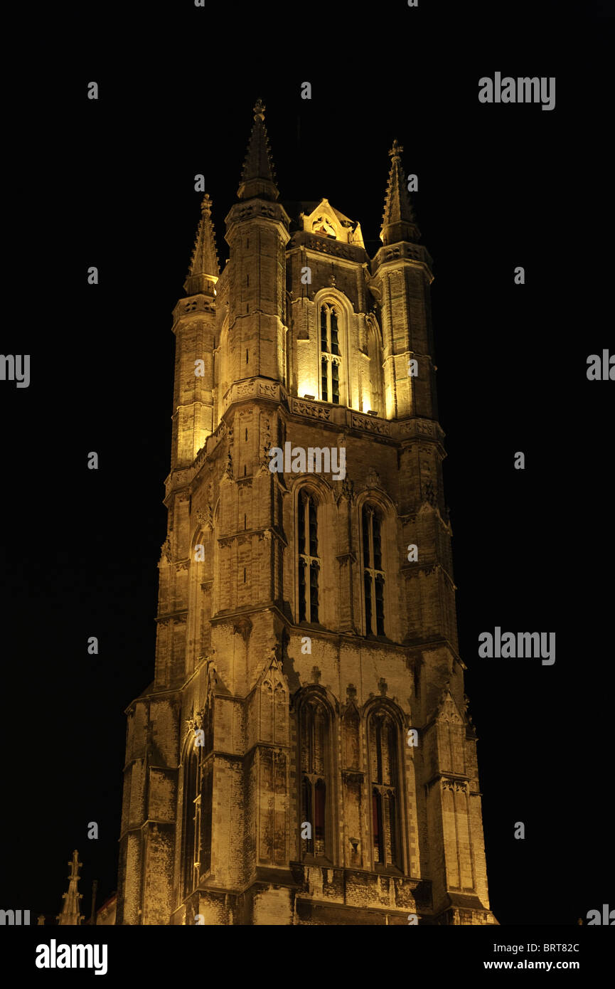 Nachtaufnahme von Str. Bavos Kathedrale, Gent, Belgien Stockfoto