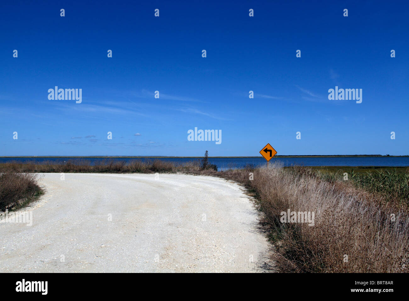 Links abbiegen auf Sand und Kies Straße. Edwin B. Forsythe National Wildlife Refuge, New Jersey, USA Stockfoto