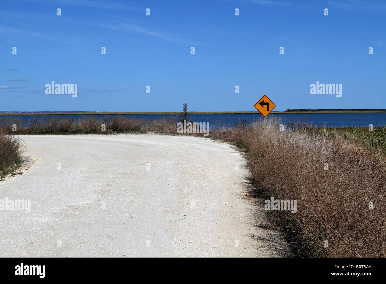 Links abbiegen auf Sand und Kies Straße. Edwin B. Forsythe National Wildlife Refuge, New Jersey, USA Stockfoto